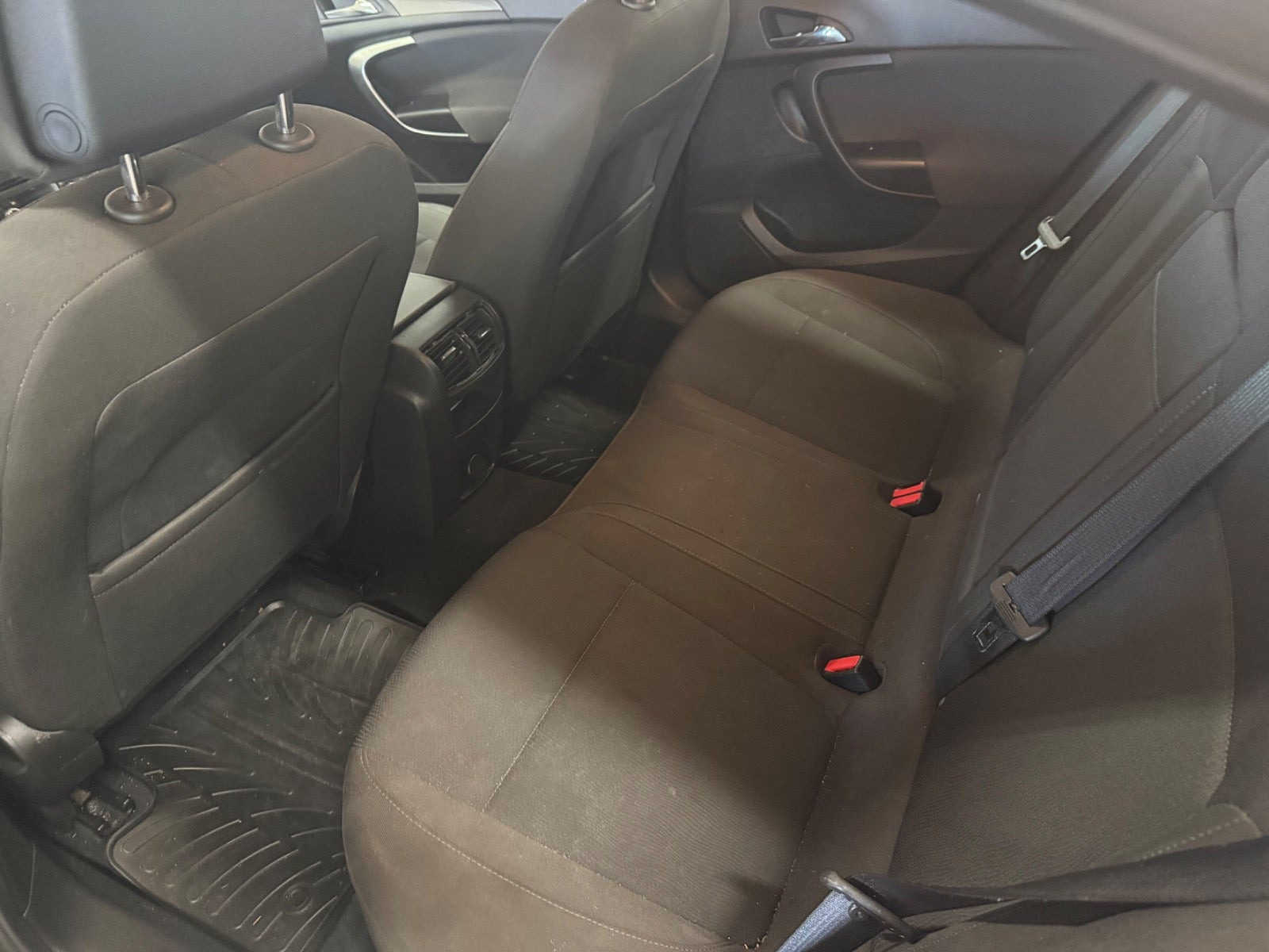 Rød Opel Insignia fra 2009