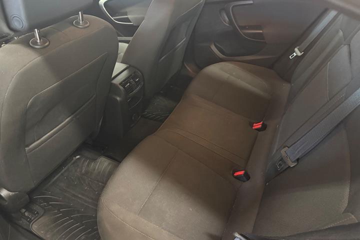 Rød Opel Insignia fra 2009
