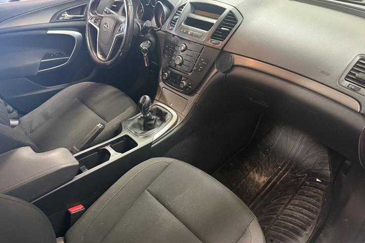 Rød Opel Insignia fra 2009