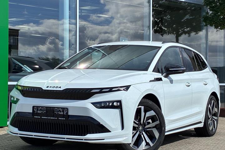Hvid Skoda Enyaq fra 2026 set udefra