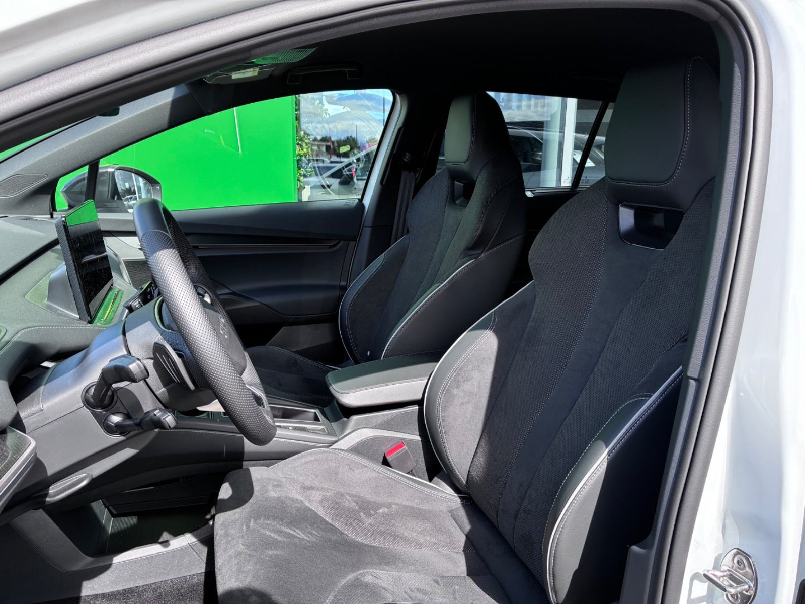 Hvid Skoda Enyaq fra 2026