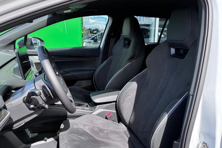 Hvid Skoda Enyaq fra 2026