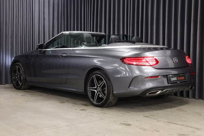 Sølv Mercedes C300 fra 2017
