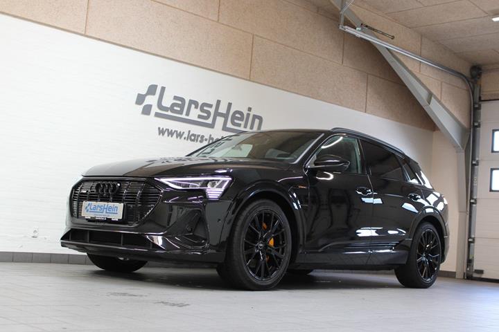 Sort Audi e-tron fra 2023 set udefra