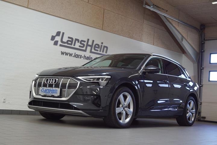 Grå Audi e-tron fra 2023 set udefra