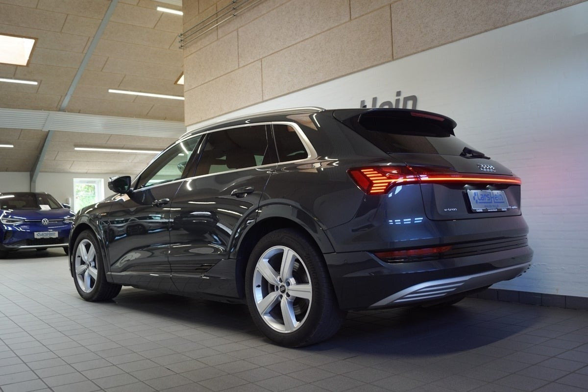 Grå Audi e-tron fra 2023