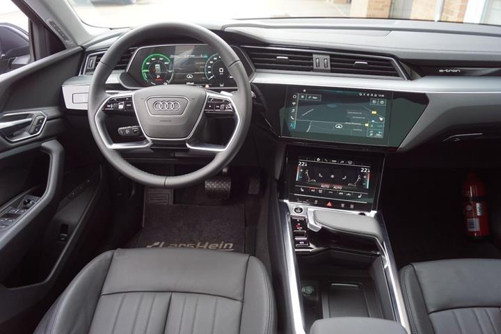Grå Audi e-tron fra 2023