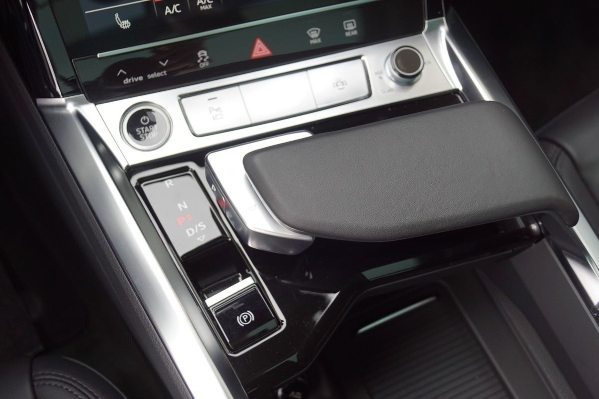 Grå Audi e-tron fra 2023
