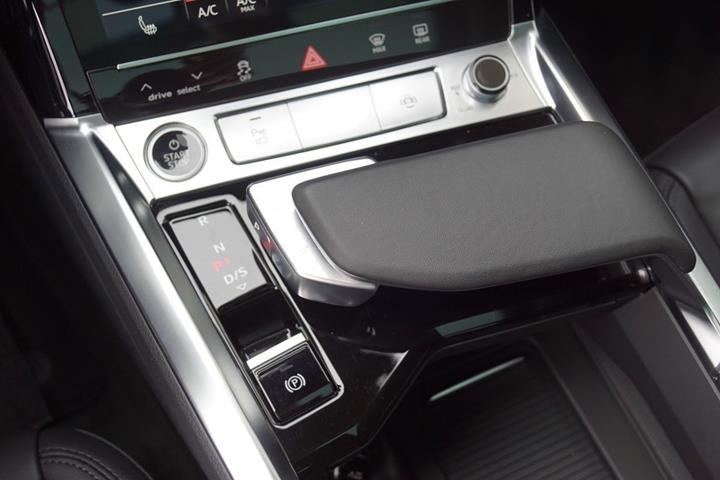 Grå Audi e-tron fra 2023