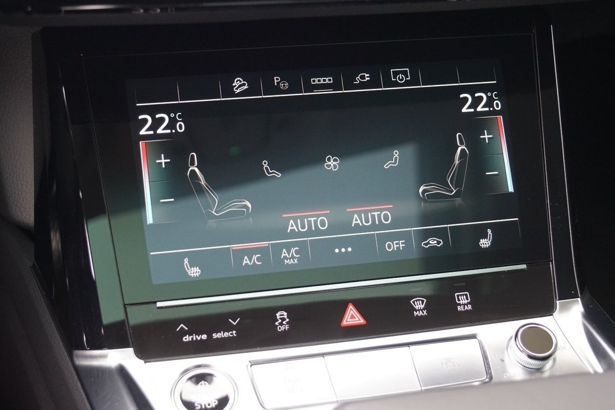 Grå Audi e-tron fra 2023