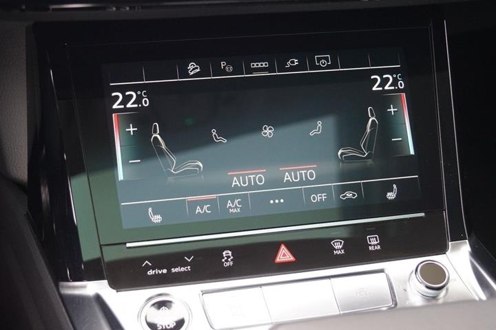 Grå Audi e-tron fra 2023