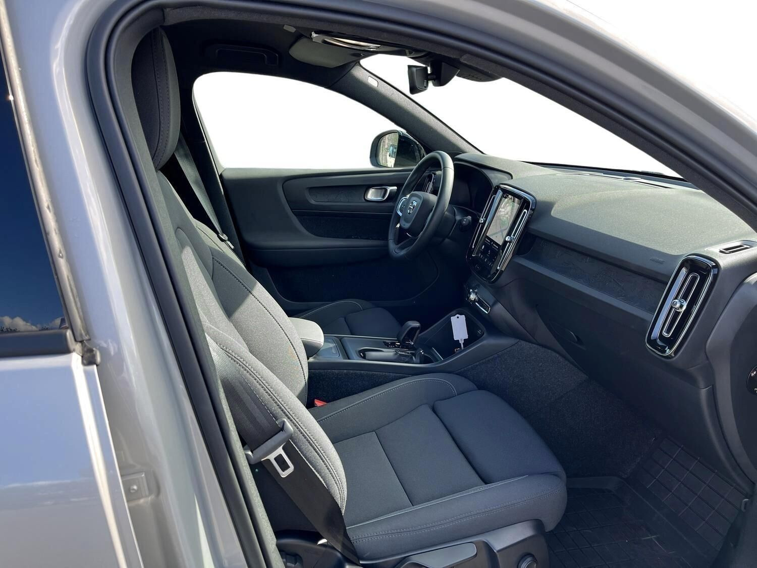 Sølv Volvo EX40 fra 2024