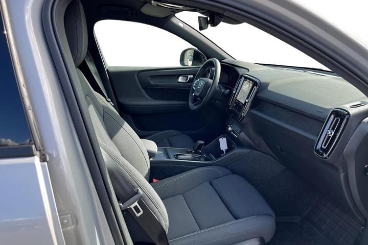 Sølv Volvo EX40 fra 2024