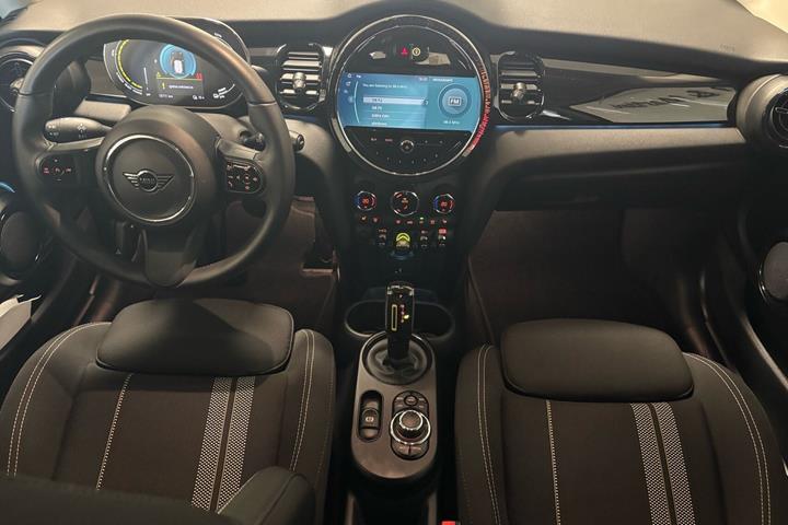 Grå Mini Cooper fra 2024