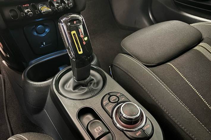 Grå Mini Cooper fra 2024