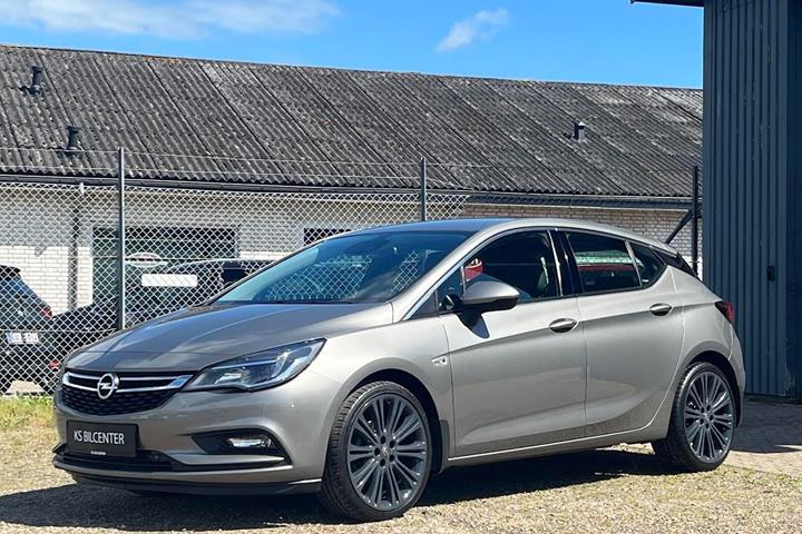 Grå Opel Astra fra 2016 set udefra