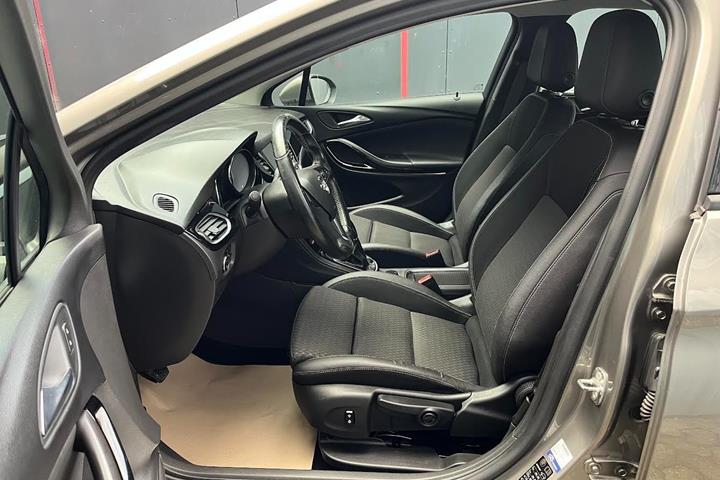 Grå Opel Astra fra 2016
