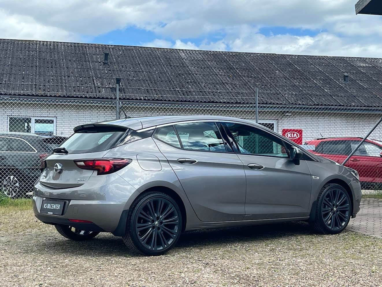 Grå Opel Astra fra 2016