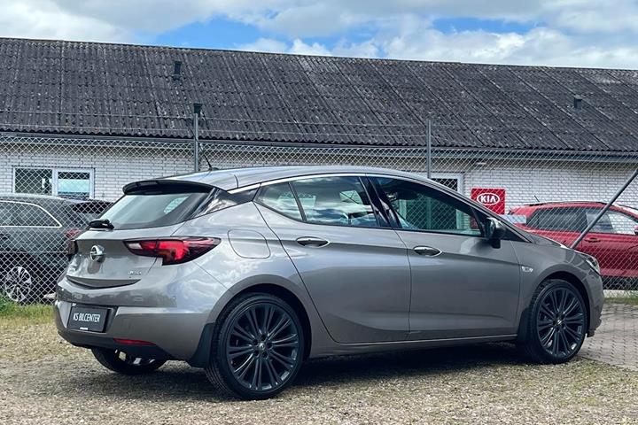 Grå Opel Astra fra 2016