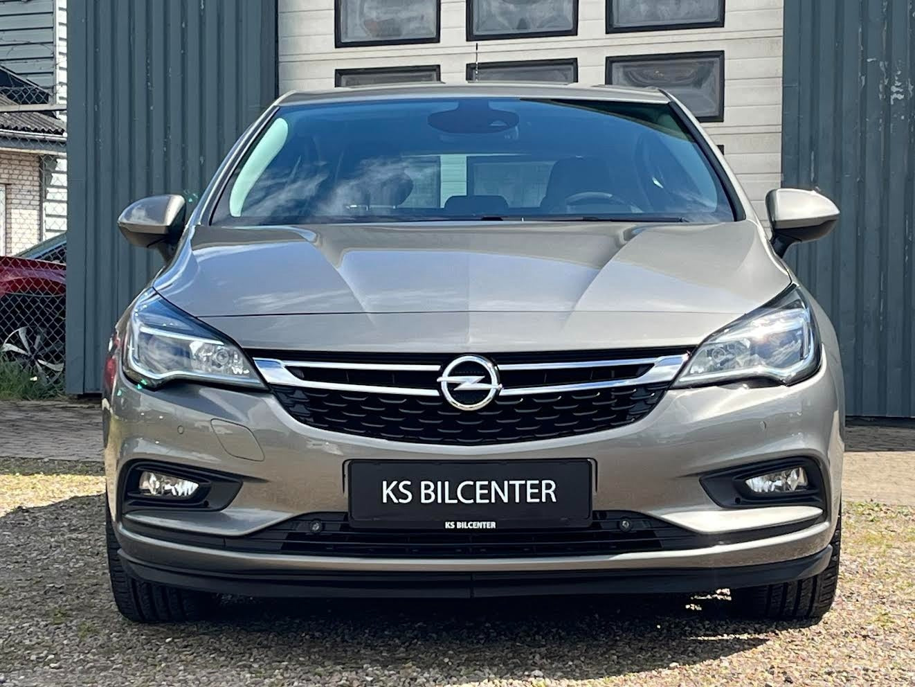 Grå Opel Astra fra 2016