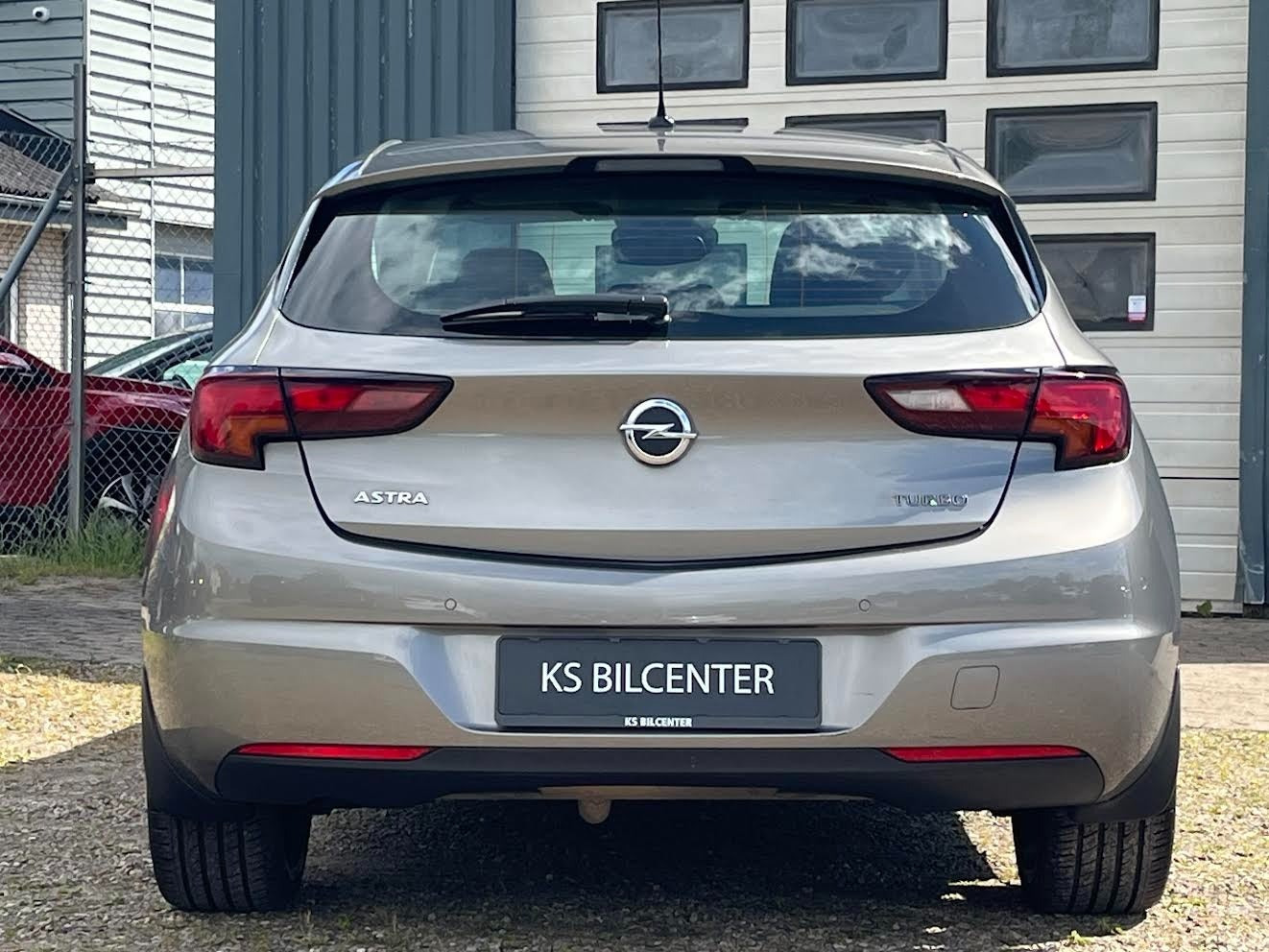 Grå Opel Astra fra 2016