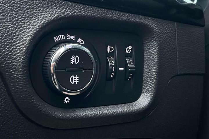 Grå Opel Astra fra 2016