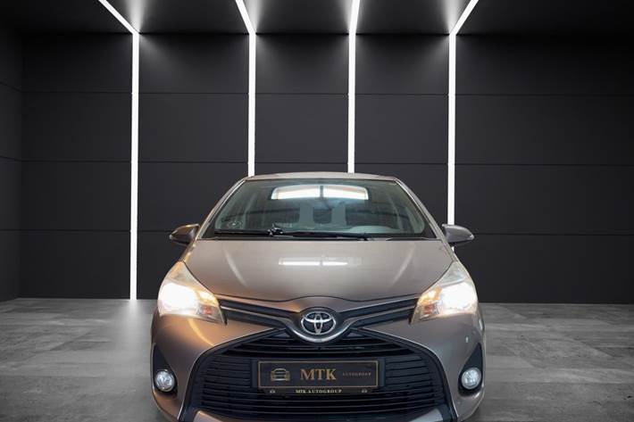 Brun Toyota Yaris fra 2015