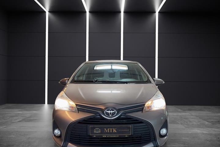 Brun Toyota Yaris fra 2015
