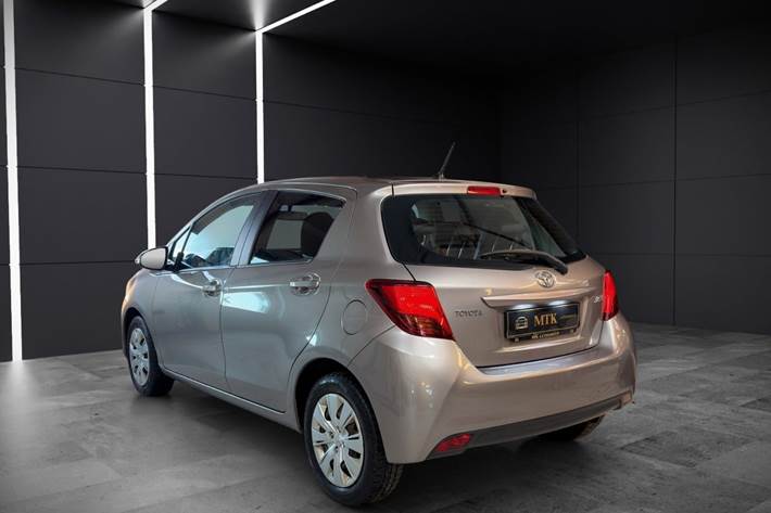 Brun Toyota Yaris fra 2015