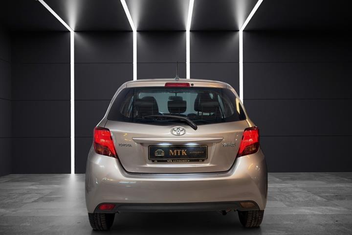 Brun Toyota Yaris fra 2015