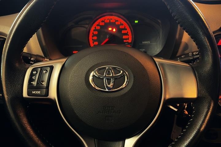 Brun Toyota Yaris fra 2015