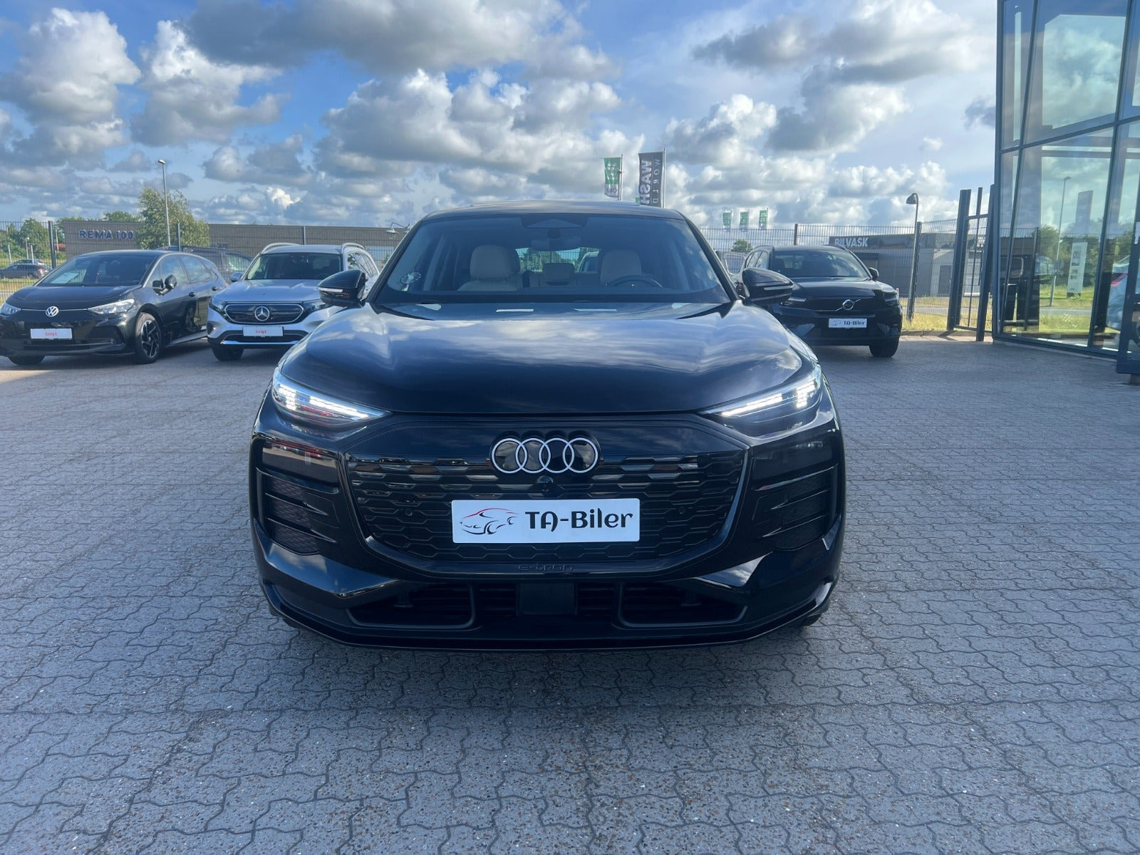 Sort Audi Q6 e-tron fra 2025