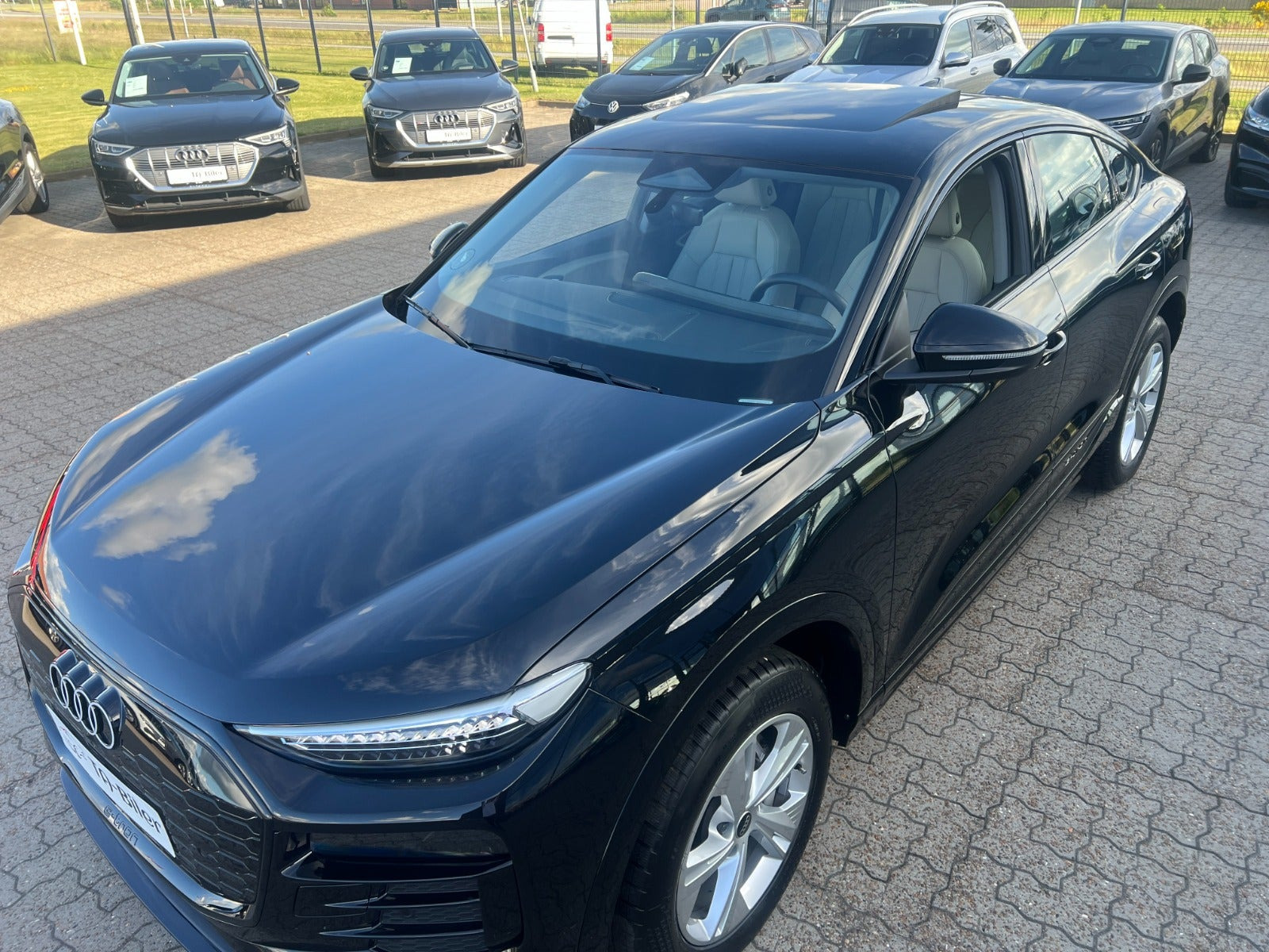Sort Audi Q6 e-tron fra 2025