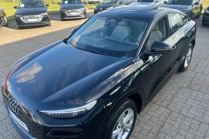 Sort Audi Q6 e-tron fra 2025