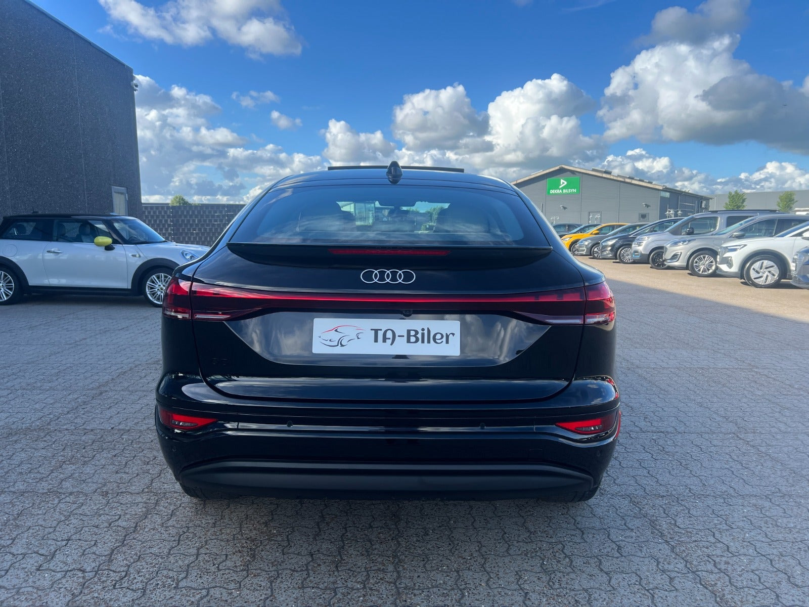 Sort Audi Q6 e-tron fra 2025