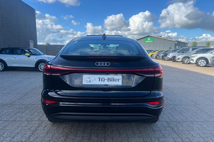 Sort Audi Q6 e-tron fra 2025