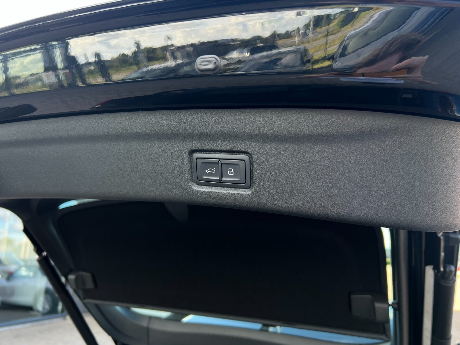 Sort Audi Q6 e-tron fra 2025