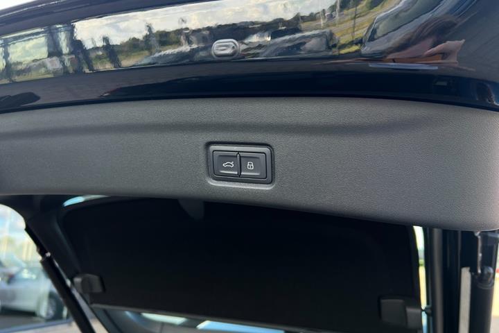 Sort Audi Q6 e-tron fra 2025