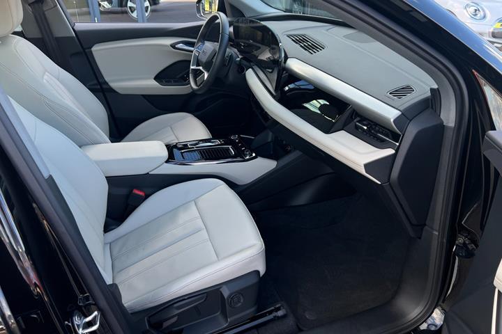 Sort Audi Q6 e-tron fra 2025