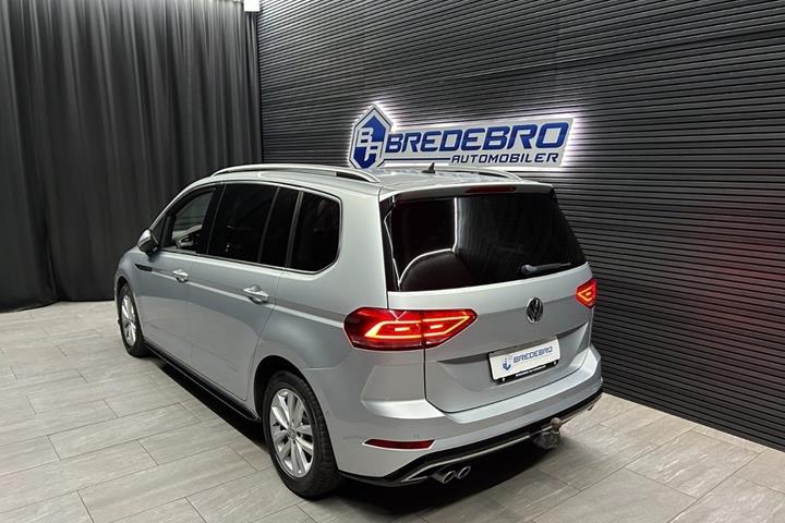 Sølv VW Touran fra 2016