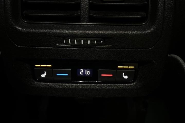 Sølv VW Touran fra 2016