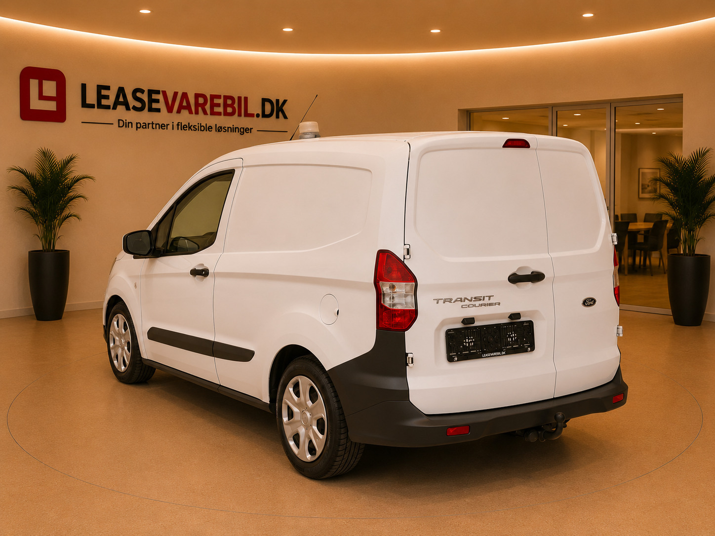 Hvid Ford Transit Courier fra 2019