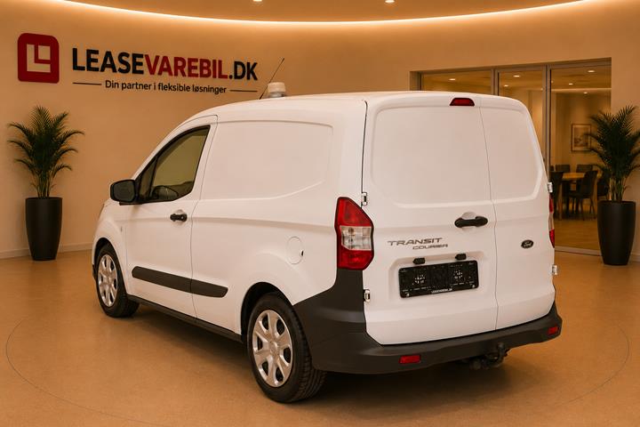 Hvid Ford Transit Courier fra 2019