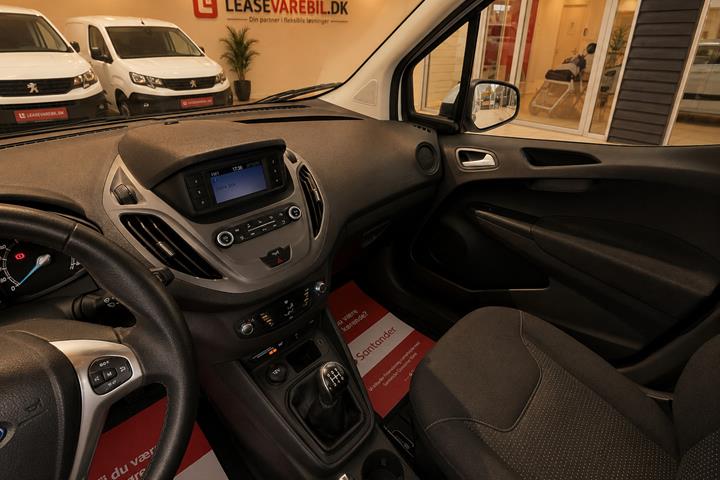 Hvid Ford Transit Courier fra 2019