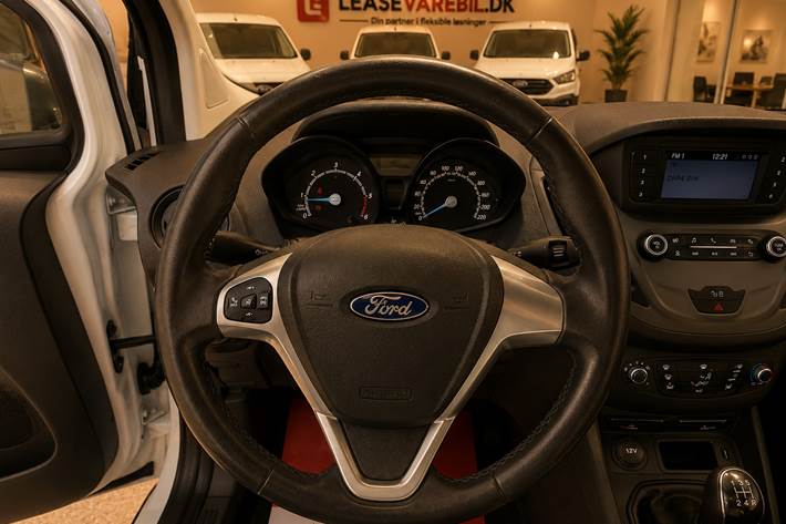 Hvid Ford Transit Courier fra 2019