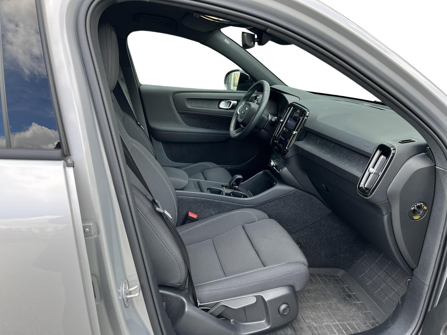Sølv Volvo EX40 fra 2024