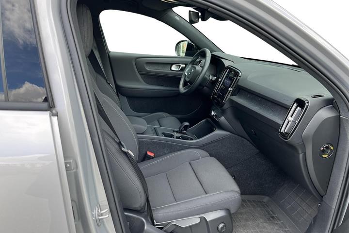 Sølv Volvo EX40 fra 2024