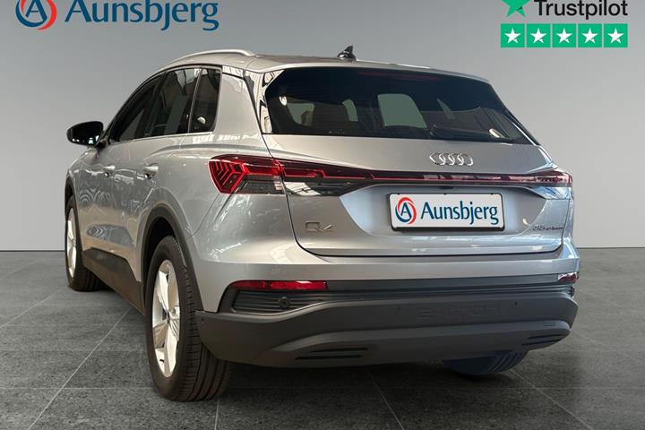 Sølv Audi Q4 e-tron fra 2022