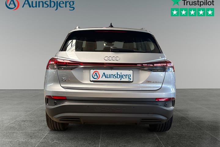 Sølv Audi Q4 e-tron fra 2022