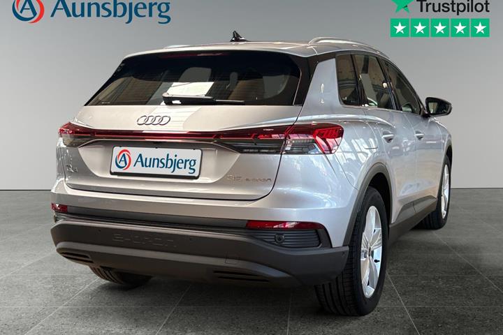 Sølv Audi Q4 e-tron fra 2022